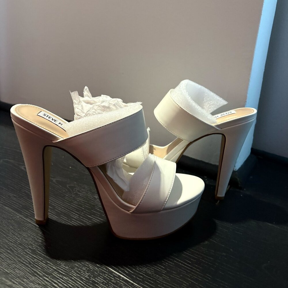 Brand new Steven Madden White Kathryn heels